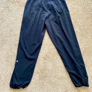 Black lululemon scrunching bottom capris. Easy throw on and go pants.